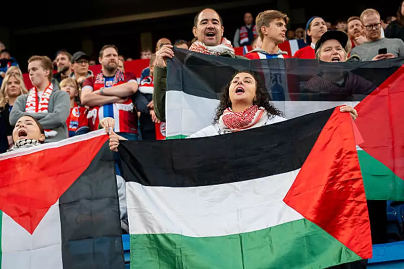 جماهير النرويج ترفع علم فلسطين